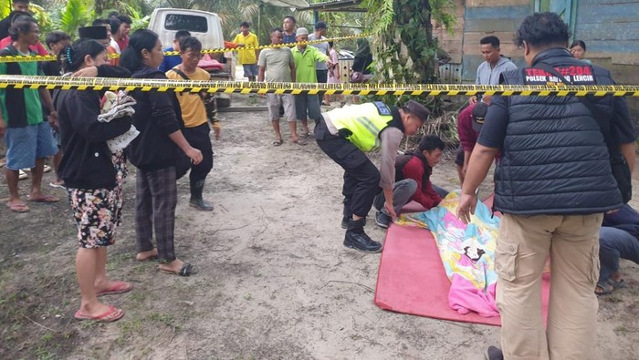Polisi saat  mengevakuasi mayat Wahyu yang tewaas dibacok di Muba