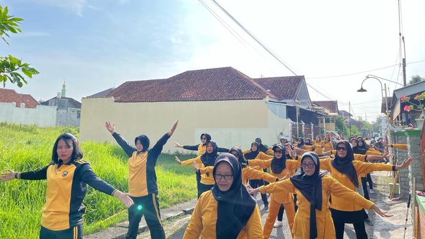 Polwan Klaten sosialisasikan tertib pajak dan anti-hoax ke emak-emak di Kecamatan Klaten Utara, Minggu (27/4/2025).