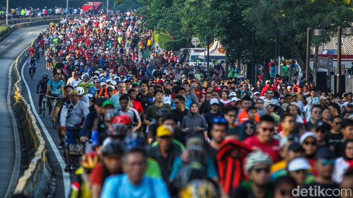Sejumlah warga berolahraga di CFD, Jakarta, Minggu (27/4/2025).