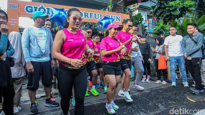Sejumlah warga berolahraga di CFD, Jakarta, Minggu (27/4/2025).
