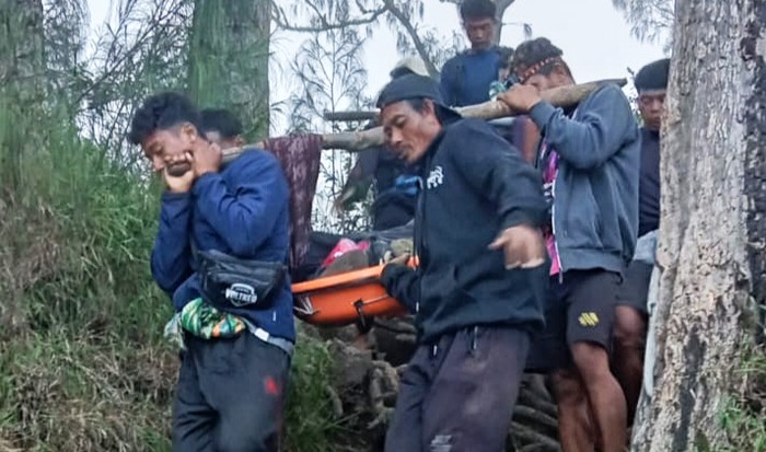 Proses evakuasi wisatawan asal Malaysia, Chuah Uei Chyi, yang terjatuh ketika melakukan pendakian ke puncak Gunung Rinjani di Lombok, NTB, Minggu (27/4/2025). (Foto: Dok. Istimewa)