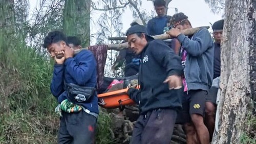 Proses evakuasi wisatawan asal Malaysia, Chuah Uei Chyi, yang terjatuh ketika melakukan pendakian ke puncak Gunung Rinjani di Lombok, NTB, Minggu (27/4/2025). (Foto: Dok. Istimewa)