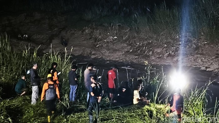 Proses pencarian dua bocah hanyut di Kali Samin, Sukoharjo, Minggu (27/4/2025).