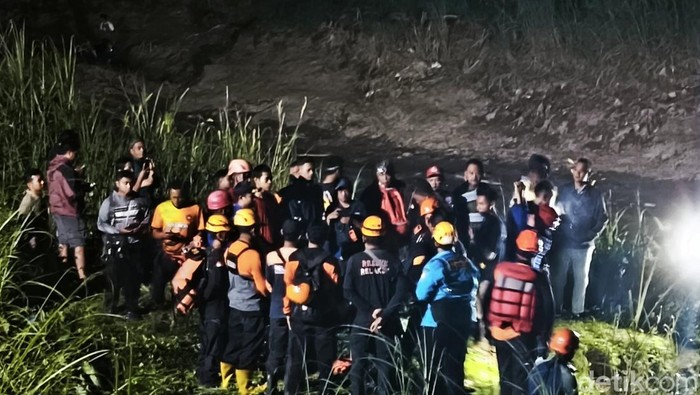 Proses penelusuran dua bocah hanyut di Kali Samin, Sukoharjo, Minggu (27/4/2025). Proses penelusuran dua bocah hanyut di Kali Samin, Sukoharjo, Minggu (27/4/2025). bocah hanyut