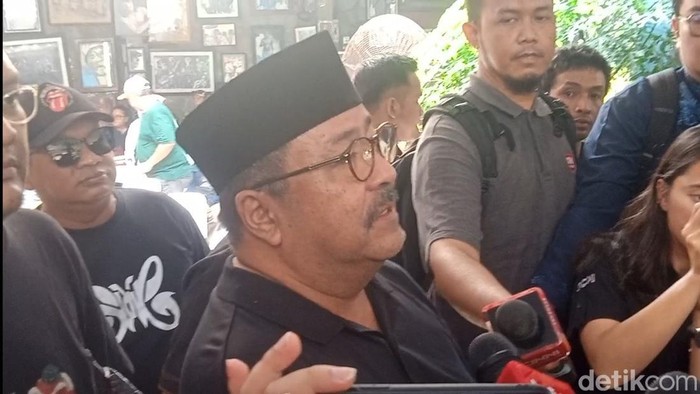 Rano Karno melayat ke rumah Bunda Iffet.