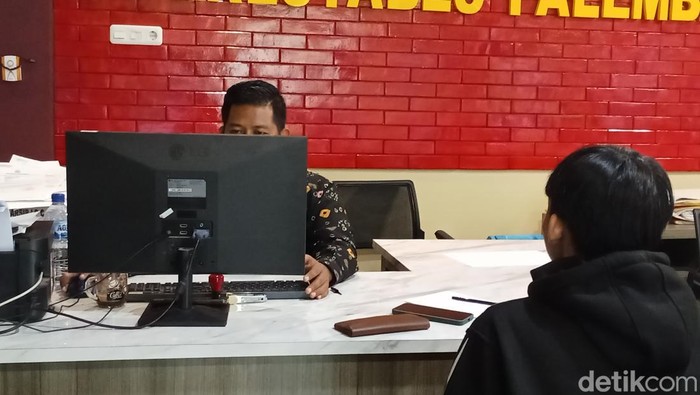 Remaja asal Prabumulih, Aril Andika Pratama (20) melapor polisi usai kecopetan di Pasar 16 Ilir Palembang.