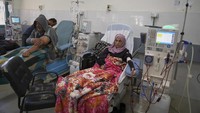 Pasien baru seperti Mohamed Kamel mengaku merasa tak ada perbaikan meski sudah menjalani cuci darah. Selain perawatan minim, ia juga kekurangan air minum bersih karena listrik dan pasokan air di Gaza terputus.