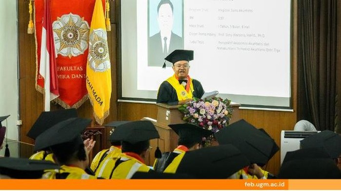 Rizki harus kehilangan sang ibu sepekan sebelum ia dinobatkan sebagai lulusan terbaik UGM.