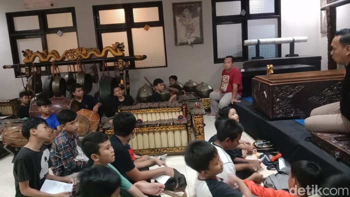 Sanggar Baladewa saat mengajarkan pedalangan dan karawitan kepada anak-anak Surabaya.