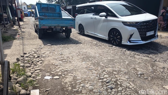 Sejumlah kendaraan melintas di jalan yang rusak parah di Bontoramba, Gowa.