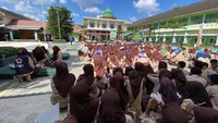 Badan Nasional Penanggulangan Bencana (BNPB) mengajak 7.000 sekolah melakukan simulasi di Hari Kesiapsiagaan Bencana (HKB) 2025. Potret simulasi ini salah satunya bisa dilihat di SMAN 2 Kota Mataram pada Sabtu (26/4/2025). Foto: BNPB