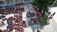 Siswa-siswi dengan baju Pramuka tampak melakukan simulasi saat bencana datang, simulasi penanganan korban bencana, hingga cara evakuasi korban tersebut. Acara ini merupakan event tematik pembelajaran hidup nyata soal kebencanaan. Foto: BNPB