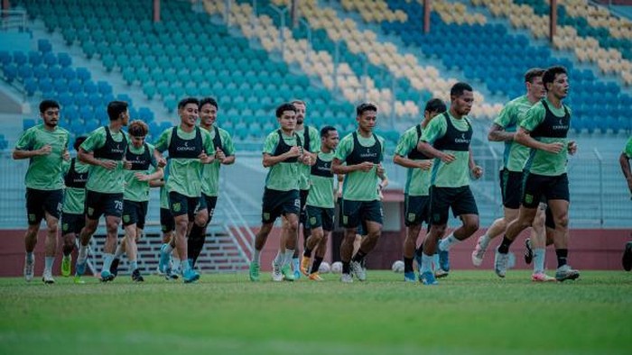 Skuad Persebaya Surabaya saat menjalani sesi latihan.