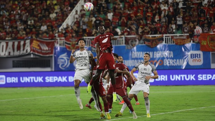 Striker PSM Makassar Balotelli berduel dengan pemain Bali United dalam laga Liga 1 2024/2025 di Stadion Gelora BJ Habibie.