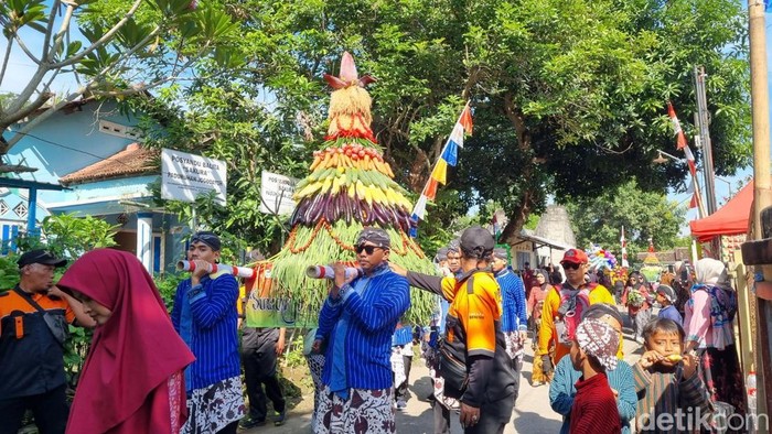 Suasana kirab dalam rangka merti dusun Jogodayoh, Sumbermulyo, Bambanglipuro, Bantul, Minggu (27/4/2025).