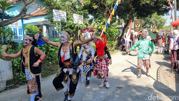 Suasana kirab dalam rangka merti dusun Jogodayoh, Sumbermulyo, Bambanglipuro, Bantul, Minggu (27/4/2025).