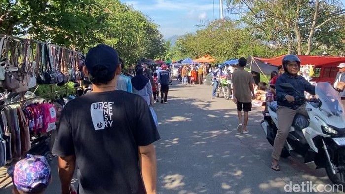 Suasana pasar tumpah di Jalan Sarasa, Kota Sukabumi