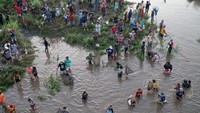 Sejumlah warga berburu ikan pada kegiatan pladu (flushing atau penggelontoran) air Sungai Brantas di Tulungagung, Jawa Timur, Minggu (27/4/2025).