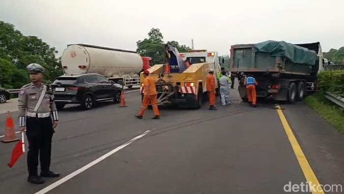 Tiga mobil kecelakaan di Tol Jagorawi. (Sholihin/detikcom)