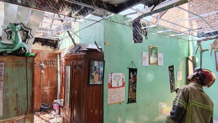 Tim Damkar Klaten di lokasi kebakaran Cawas, Klaten, Minggu (27/4/2025).