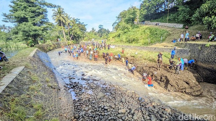 Warga bersih-bersih Sungai Cipalih Ciamis