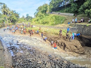Kala Warga Turun Tangan Bersama Bersihkan Sungai Cipalih Ciamis
