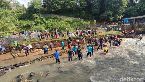 Warga bersih-bersih Sungai Cipalih Ciamis