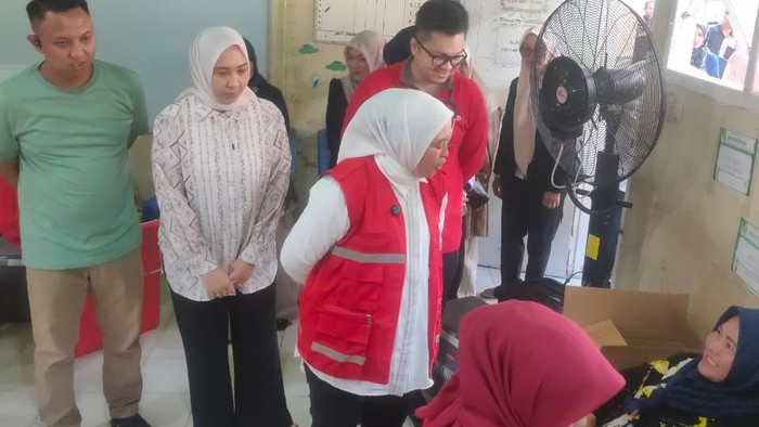 Warga Gandus, Palembang, mendonorkan darah