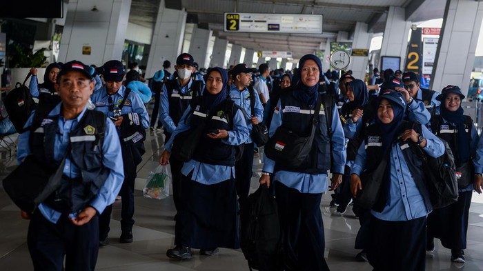 Petugas Penyelenggara Ibadah Haji (PPIH) berjalan setibanya di Terminal 3 Bandara Soekarno-Hatta, Kota Tangerang, Banten, Senin (28/4/2025). Pemerintah memberangkatkan sebanyak 388 orang PPIH Arab Saudi tahun 2025 yang akan bertugas di daerah kerja Madinah dan bandara. ANTARA FOTO/Putra M. Akbar/tom.