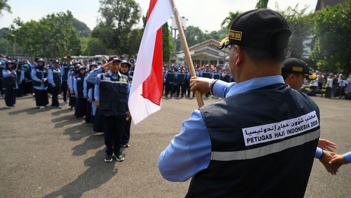 342 Petugas Haji Berangkat ke Arab Saudi, Diminta Jangan Flexing Petugas Penyelenggara Ibadah Haji (PPIH) Arab Saudi melakukan sikap hormat bendera Merah Putih saat upacara pelepasan dan pemberangkatan ke Tanah Suci di Asrama Haji Pondok Gede, Jakarta, Senin (28/4/2025). Sebanyak 388 orang PPIH Arab Saudi Tahun 2025 tersebut bertugas di daerah kerja (daker) Madinah, bandara, tenaga kesehatan serta Kantor Urusan Haji Jeddah. ANTARA FOTO/Andika Wahyu/rwa.