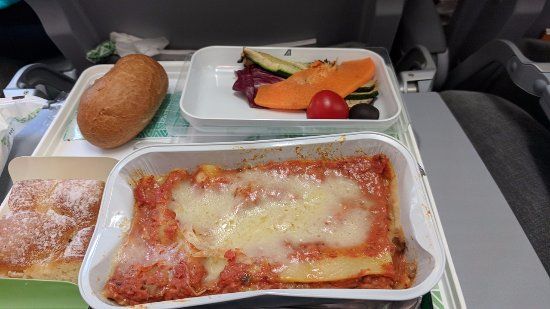 5 Makanan Ini Sebaiknya Tidak Dimakan di Dalam Pesawat