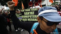 Mereka juga menuntut pembayaran tunai hak-hak pegawai AJB Bumiputera 1912.    