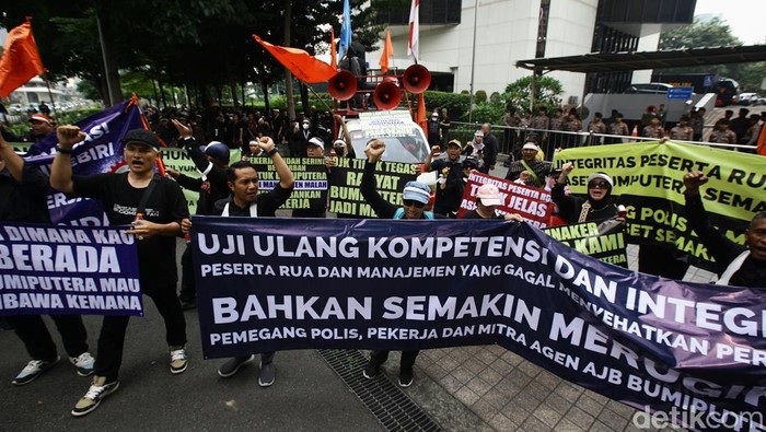 Aksi Damai Tuntut Pembayaran Polis Asuransi Serikat Pekerja Niba Bumiputera 1912 melakukan aksi di depan Wisma Bumiputera. Mereka membawa sejumlah tuntutan salah satunya seperti pembayaran pemegang polis.