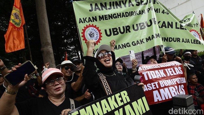 Serikat Pekerja Niba Bumiputera 1912 melakukan aksi di depan Wisma Bumiputera. Mereka membawa sejumlah tuntutan salah satunya seperti pembayaran pemegang polis.