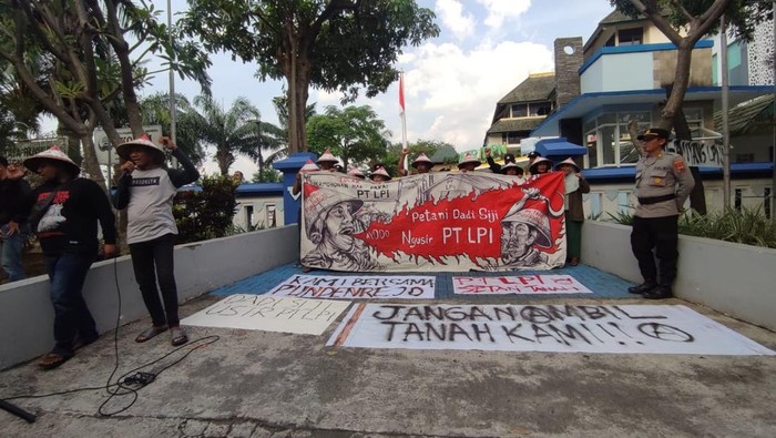 Petani Pundenrejo, Kabupaten Pati, menggelar aksi di halaman Mapolda Jateng, Kecamatan Semarang Selatan, Senin (28/4/2025).