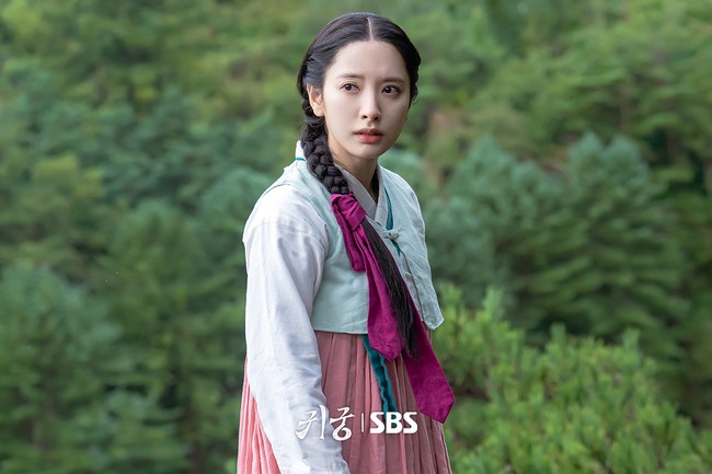Kim Jiyeon alias Bona WJSN menjadi pasangan Yook Sungjae BTOB di drama Korea The Haunted Palace. Dia diceritakan sebagai cucu dukun terkenal yang menolak takdir sebagai penerusnya. Semua berubah saat cinta pertamanya dirasuki oleh makhluk Imoogi. Foto: Instagram
