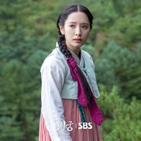 Kim Jiyeon alias Bona WJSN menjadi pasangan Yook Sungjae BTOB di drama Korea The Haunted Palace. Dia diceritakan sebagai cucu dukun terkenal yang menolak takdir sebagai penerusnya. Semua berubah saat cinta pertamanya dirasuki oleh makhluk Imoogi. Foto: Instagram