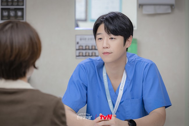 Lawan main Go Yoon Jung di drama Korea Resident Playbook, Jung Jun Won tampil sebagai dokter residen senior Goo Do Won. Netizen antusias mengikuti perkembangan episode karena kisah cinta keduanya. Tak sedikit pula yang melihat kemiripannya dengan Jung Hae In. Foto: Instagram