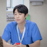 Lawan main Go Yoon Jung di drama Korea Resident Playbook, Jung Jun Won tampil sebagai dokter residen senior Goo Do Won. Netizen antusias mengikuti perkembangan episode karena kisah cinta keduanya. Tak sedikit pula yang melihat kemiripannya dengan Jung Hae In. Foto: Instagram