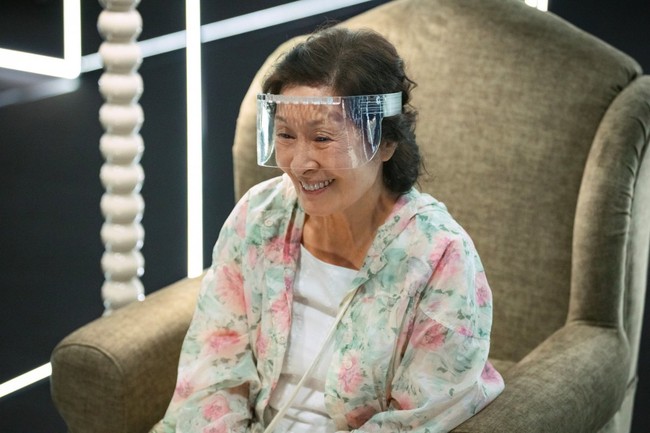 Kisah cinta aktris senior Kim Hye Ja dengan Son Suk Ku di drama Korea Heavenly Ever After tak kalah mencuri perhatian. Mereka bertemu kembali sebagai pasangan suami istri di Surga. Namun, karakter Kim Hye Ja menjadi satu-satunya orang yang tak ingin kembali muda. Foto: Instagram