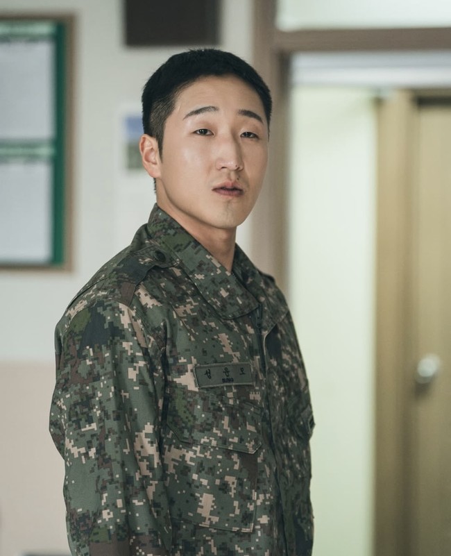 Drama Korea New Recruit 3 viral menjadi perbincangan di negara asalnya, menceritakan kisah para tentara Angkatan Darat dan kehidupan militer. Salah satu aktornya, Kim Hyun Kyu viral mencuri perhatian sebagai prajurit Seong Yoon Mo, yang suka buat onar dan sempat dipenjara. Foto: Instagram