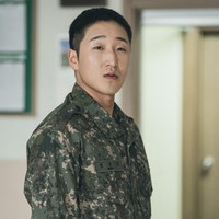 Drama Korea New Recruit 3 viral menjadi perbincangan di negara asalnya, menceritakan kisah para tentara Angkatan Darat dan kehidupan militer. Salah satu aktornya, Kim Hyun Kyu viral mencuri perhatian sebagai prajurit Seong Yoon Mo, yang suka buat onar dan sempat dipenjara. Foto: Instagram
