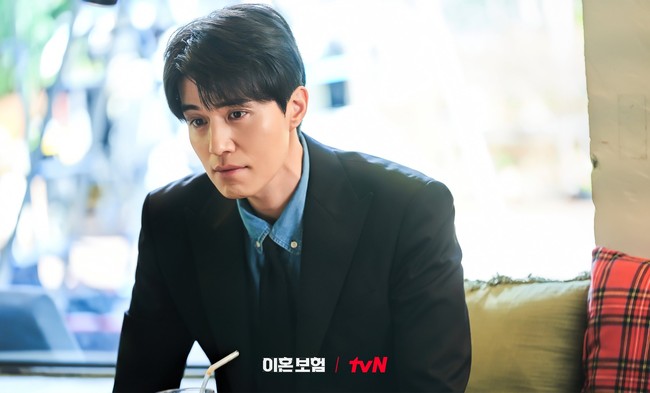 Lee Dong Wook termasuk salah satu artis Korea terpopuler minggu ini. Bersama Lee Joo Bin, keduanya berkutat membuat polis asuransi khusus korban perceraian di drama Korea The Divorce Insurance. Namun, akhirnya pasangan duda dan janda itu terlibat cinta lokasi. Foto: Instagram