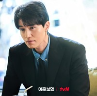 Lee Dong Wook termasuk salah satu artis Korea terpopuler minggu ini. Bersama Lee Joo Bin, keduanya berkutat membuat polis asuransi khusus korban perceraian di drama Korea The Divorce Insurance. Namun, akhirnya pasangan duda dan janda itu terlibat cinta lokasi. Foto: Instagram