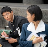 Suami IU dalam drama Korea When Life Gives You Tangerines, Park Bo Gum menyusul di peringkat kelima. Sang aktor menguras tangis penonton saat memerankan Gwan Sik. Dia menjadi suami dan ayah pekerja keras, yang selalu berusaha memberikan segalanya untuk keluarganya. Foto: Instagram