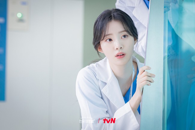 Satu lagi pemain drama Korea Resident Playbook yang masuk daftar artis Korea terpopuler minggu ini. Aksi Shin Si Ah sebagai dokter residen Pyo Nam Kyung kerap mengundang tangis. Dia dikenal sebagai dokter gen-z yang tetap mementingkan penampilan dan sering kencan buta. Foto: Instagram