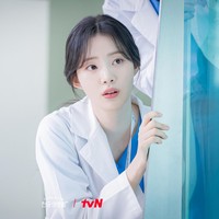 Satu lagi pemain drama Korea Resident Playbook yang masuk daftar artis Korea terpopuler minggu ini. Aksi Shin Si Ah sebagai dokter residen Pyo Nam Kyung kerap mengundang tangis. Dia dikenal sebagai dokter gen-z yang tetap mementingkan penampilan dan sering kencan buta. Foto: Instagram