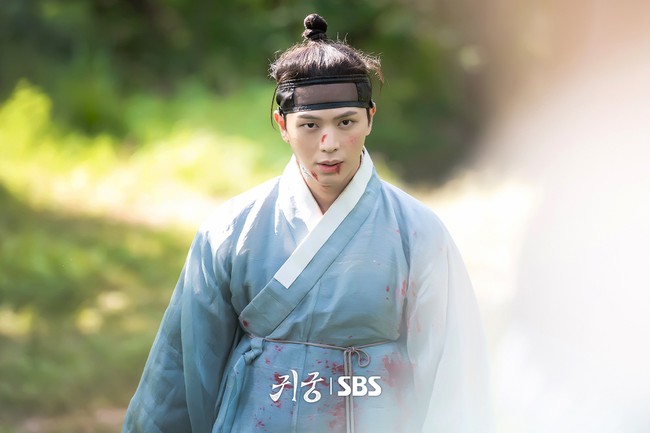 Peringkat keempat daftar artis Korea terpopuler minggu ini ditempati oleh bintang drama Korea The Haunted Palace, Yook Sungjae BTOB. Idol yang banting setir jadi aktor itu bertransformasi menjadi arsiparis kerajaan, yang dirasuki mahkluk mistis dari mitologi Korea. Foto: Instagram