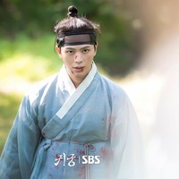 Peringkat keempat daftar artis Korea terpopuler minggu ini ditempati oleh bintang drama Korea The Haunted Palace, Yook Sungjae BTOB. Idol yang banting setir jadi aktor itu bertransformasi menjadi arsiparis kerajaan, yang dirasuki mahkluk mistis dari mitologi Korea. Foto: Instagram