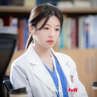 Go Yoon Jung menjadi artis Korea terpopuler yang ramai diberitakan dan diperbincangkan minggu ini. Dia menyita perhatian sebagai dokter residen Oh Yi Young di drama Korea Resident Playbook. Karakternya terpaksa bekerja di rumah sakit untuk membayar utang. Foto: Instagram
